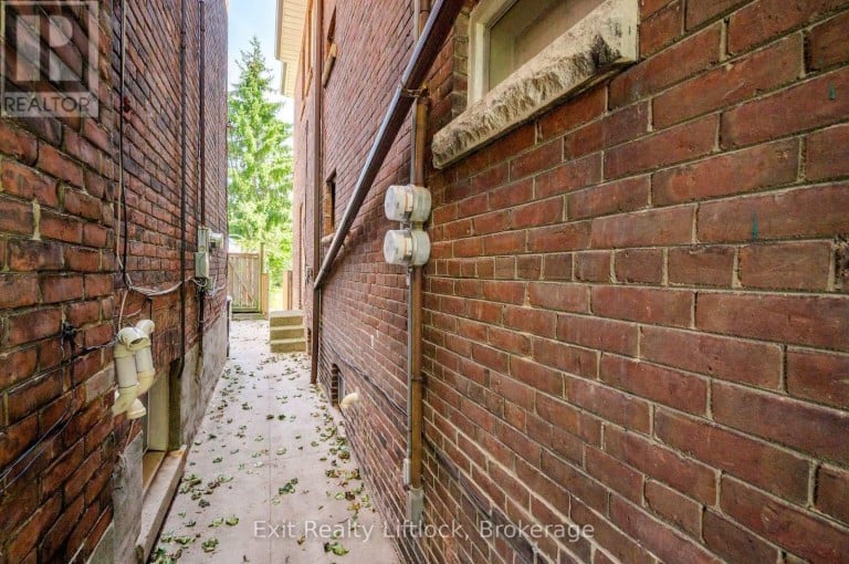 843 LOGAN AVENUE, Toronto (North Riverdale), Ontario, M4K3E2