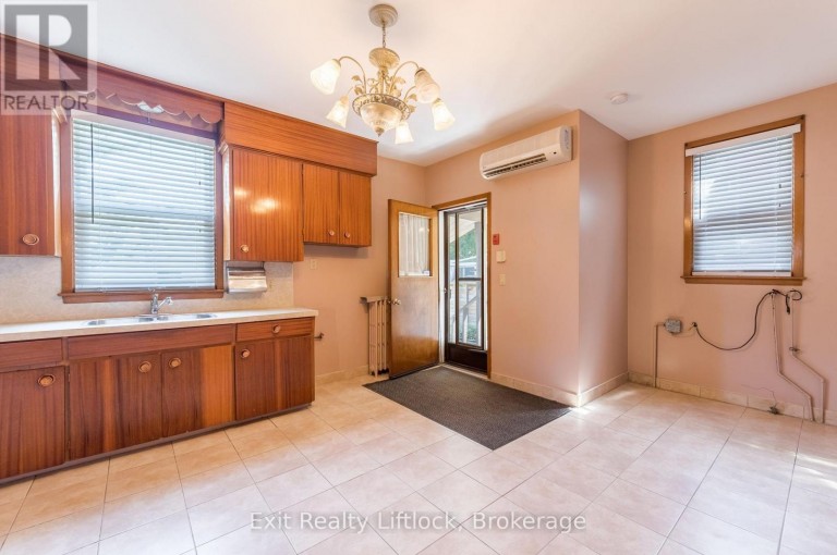 843 LOGAN AVENUE, Toronto (North Riverdale), Ontario, M4K3E2