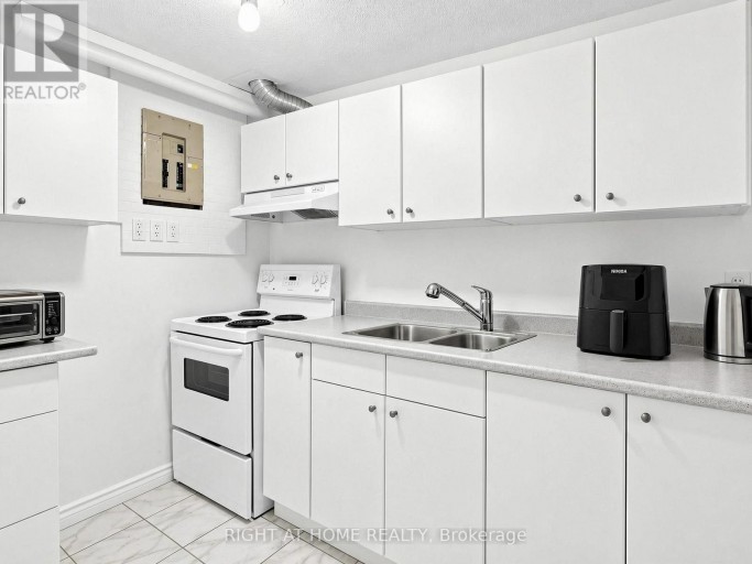 131 CASTLE ROCK DRIVE, Richmond Hill (North Richvale), Ontario, L4C6A1