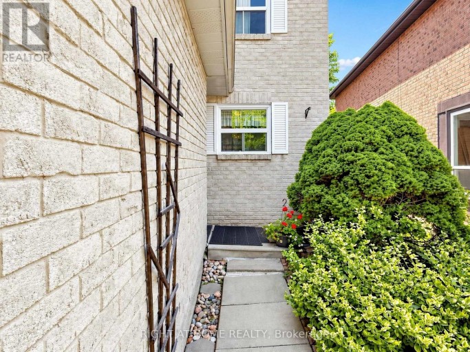 131 CASTLE ROCK DRIVE, Richmond Hill (North Richvale), Ontario, L4C6A1