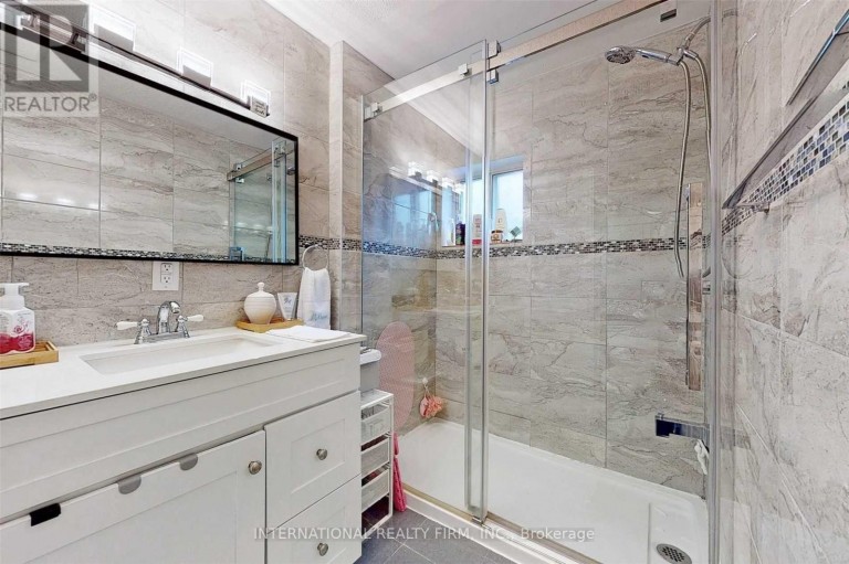 297 GILBERT AVENUE, Toronto (Caledonia-Fairbank), Ontario, M6E4W8