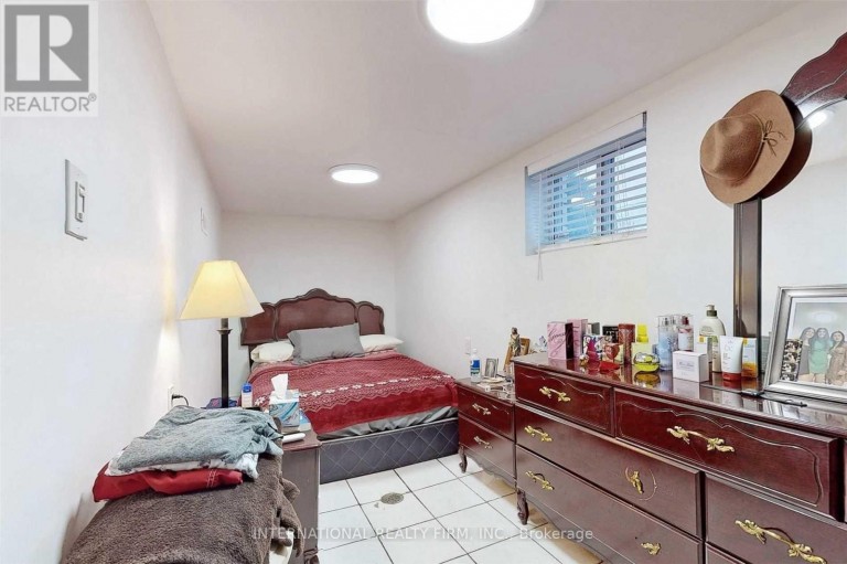 297 GILBERT AVENUE, Toronto (Caledonia-Fairbank), Ontario, M6E4W8