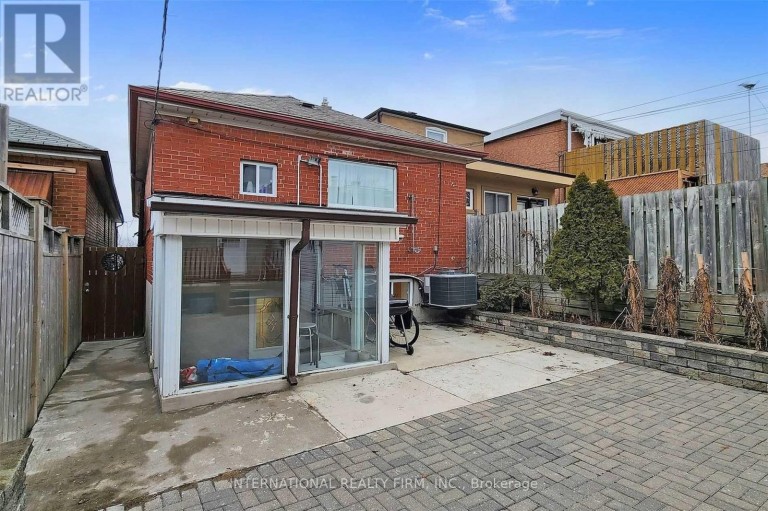 297 GILBERT AVENUE, Toronto (Caledonia-Fairbank), Ontario, M6E4W8