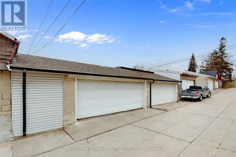 297 GILBERT AVENUE, Toronto (Caledonia-Fairbank), Ontario, M6E4W8