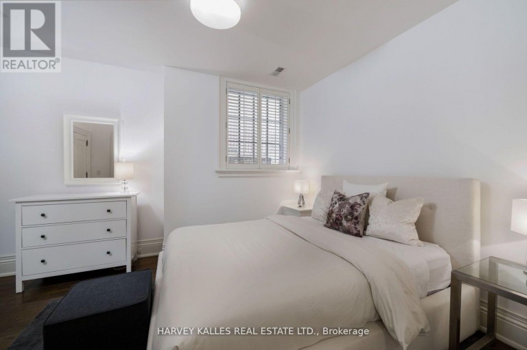 215 DUNVEGAN ROAD, Toronto (Forest Hill South), Ontario, M5P2P2
