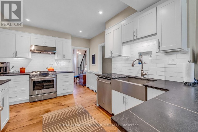 155 CENTRE STREET W, Richmond Hill (Mill Pond), Ontario, L4C3P6