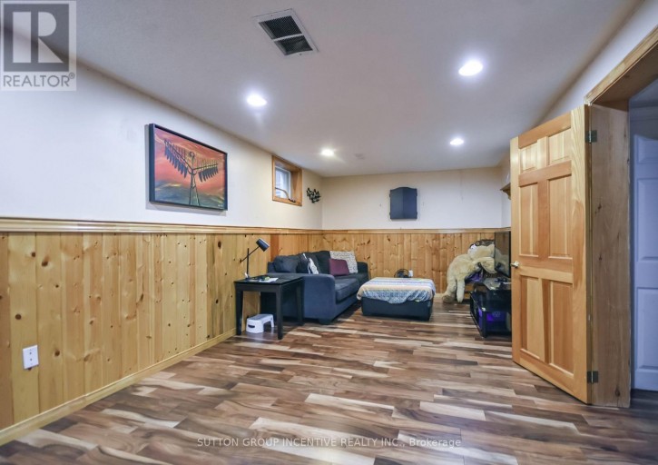 22 PEREGRINE ROAD, Barrie (Little Lake), Ontario, L4M6P9