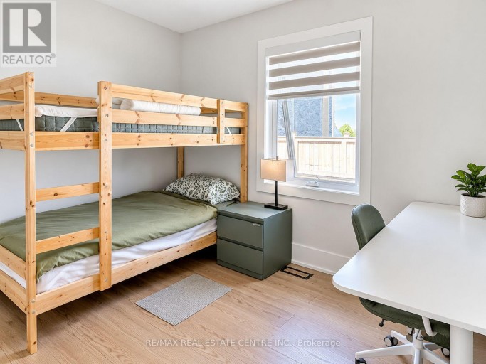 4 ROCKFIELD DRIVE, Toronto (Islington-City Centre West), Ontario, M9B1S1