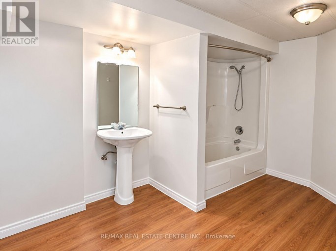 4 ROCKFIELD DRIVE, Toronto (Islington-City Centre West), Ontario, M9B1S1