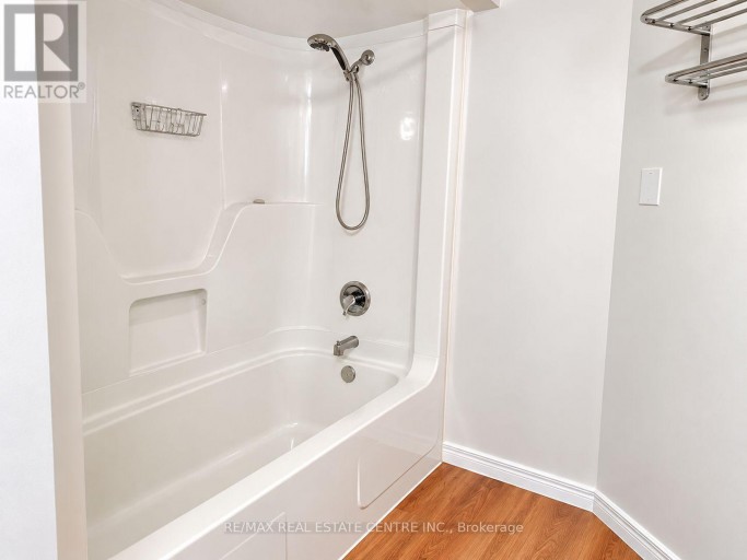 4 ROCKFIELD DRIVE, Toronto (Islington-City Centre West), Ontario, M9B1S1
