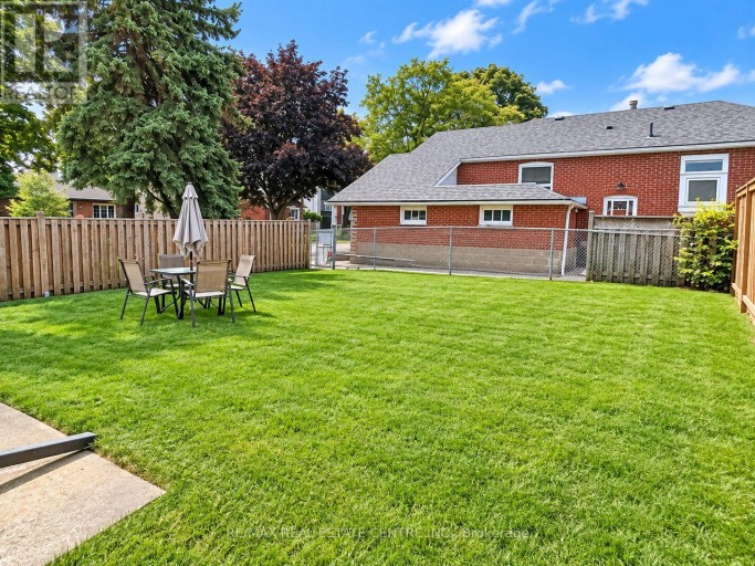 4 ROCKFIELD DRIVE, Toronto (Islington-City Centre West), Ontario, M9B1S1