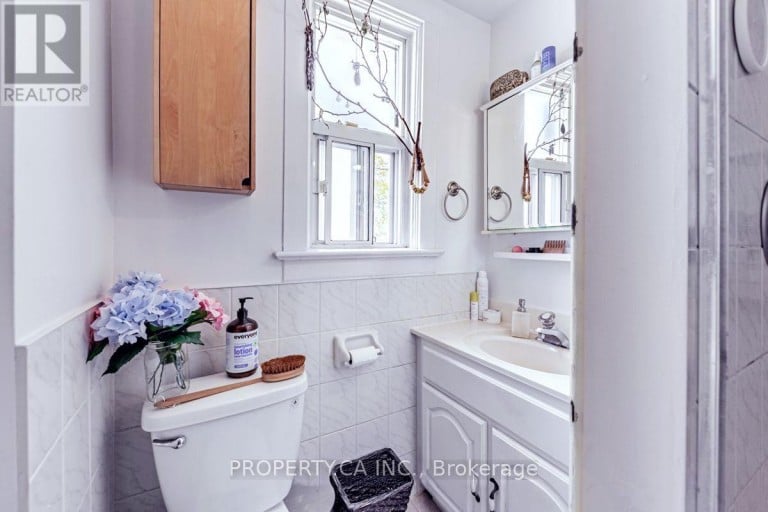133 DRAYTON AVENUE, Toronto (Woodbine Corridor), Ontario, M4C3L8