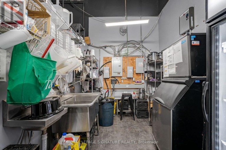 11 - 325 CENTRAL PARKWAY W, Mississauga (Fairview), Ontario, L5B3X9