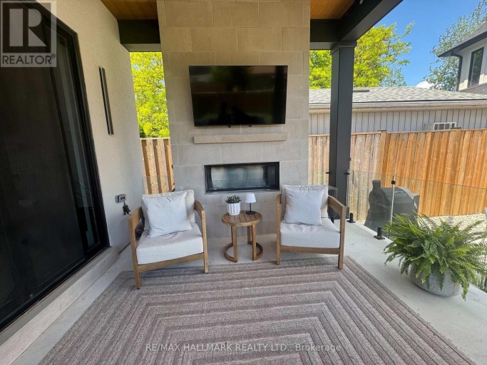 1403 WREN AVENUE, Oakville (WO West), Ontario, L6L2V7