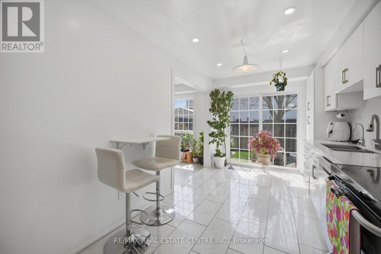 2 - 3 HARTNELL SQUARE, Brampton (Central Park), Ontario, L6S5W7