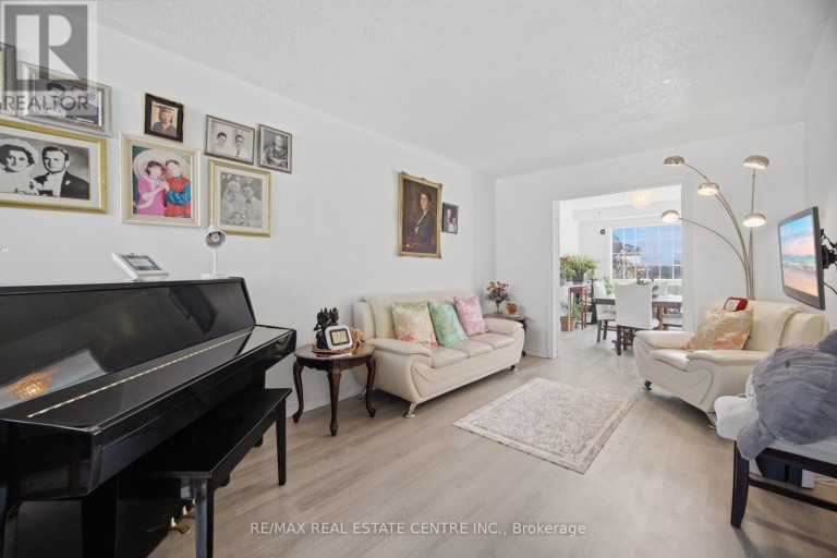 2 - 3 HARTNELL SQUARE, Brampton (Central Park), Ontario, L6S5W7