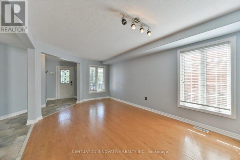 28 EMPIRE DRIVE, Barrie (Innis-Shore), Ontario, L4N0Y9