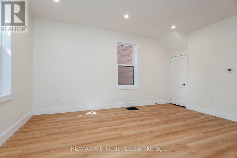 40 EAST GORE STREET, Stratford, Ontario, N5A3X5