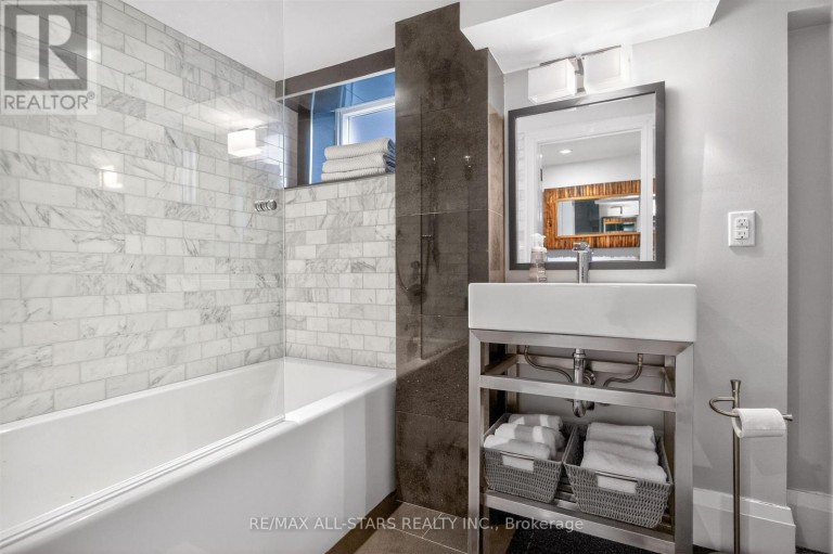 30 EDGEWOOD CRESCENT, Toronto (Rosedale-Moore Park), Ontario, M4W3A9