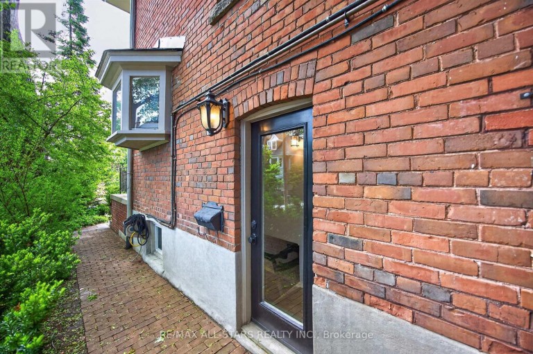 30 EDGEWOOD CRESCENT, Toronto (Rosedale-Moore Park), Ontario, M4W3A9