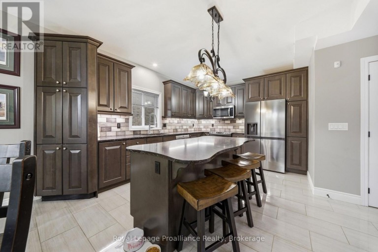 32 WALNUT CRESCENT, Belleville (Thurlow Ward), Ontario, K8N0E4