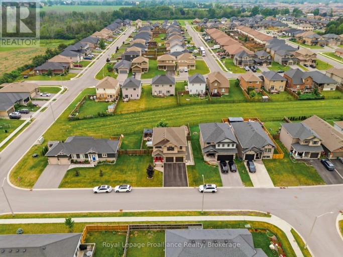 32 WALNUT CRESCENT, Belleville (Thurlow Ward), Ontario, K8N0E4