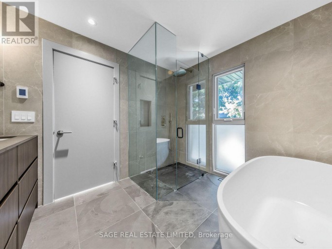 2 ADDISON CRESCENT, Toronto (Banbury-Don Mills), Ontario, M3B1K8