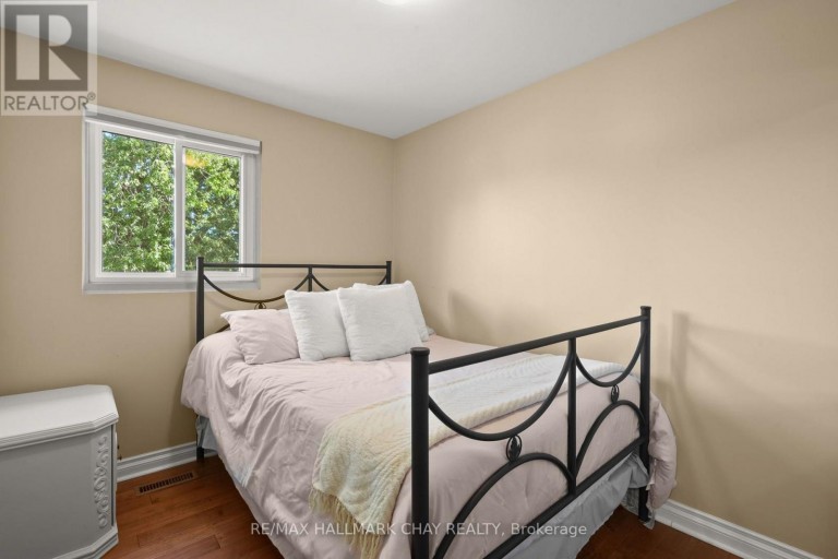 8 GRASSINGTON CRESCENT, Brampton (Northgate), Ontario, L6S1Z6