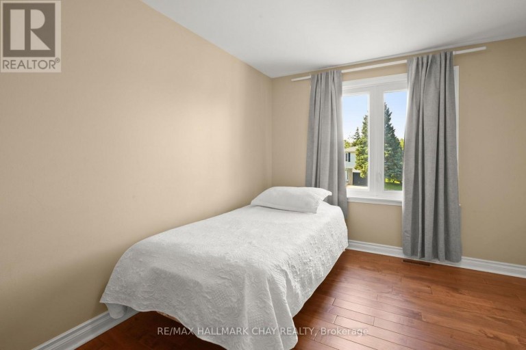 8 GRASSINGTON CRESCENT, Brampton (Northgate), Ontario, L6S1Z6