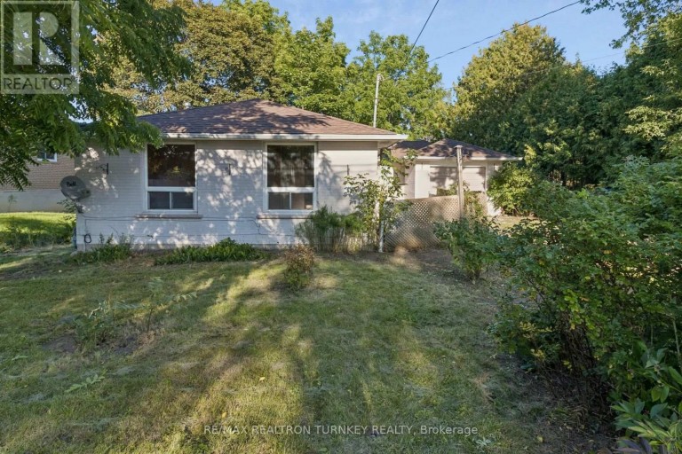 105 BOLTON AVENUE, Newmarket (Huron Heights-Leslie Valley), Ontario, L3Y2X3