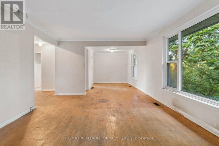 105 BOLTON AVENUE, Newmarket (Huron Heights-Leslie Valley), Ontario, L3Y2X3