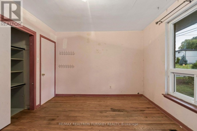 105 BOLTON AVENUE, Newmarket (Huron Heights-Leslie Valley), Ontario, L3Y2X3
