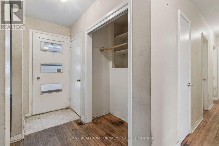 105 BOLTON AVENUE, Newmarket (Huron Heights-Leslie Valley), Ontario, L3Y2X3