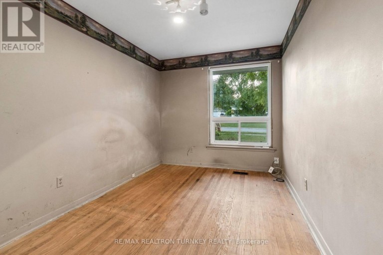 105 BOLTON AVENUE, Newmarket (Huron Heights-Leslie Valley), Ontario, L3Y2X3