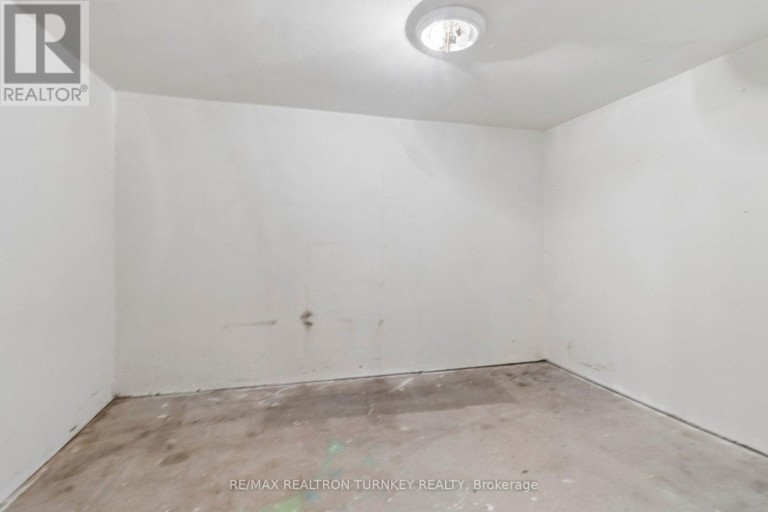 105 BOLTON AVENUE, Newmarket (Huron Heights-Leslie Valley), Ontario, L3Y2X3