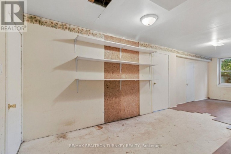 105 BOLTON AVENUE, Newmarket (Huron Heights-Leslie Valley), Ontario, L3Y2X3