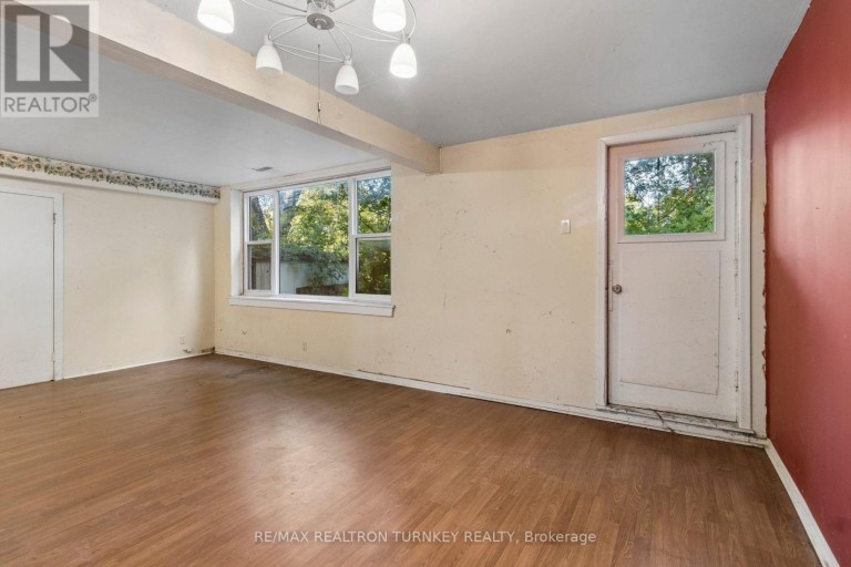 105 BOLTON AVENUE, Newmarket (Huron Heights-Leslie Valley), Ontario, L3Y2X3