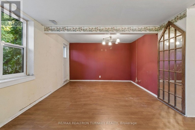 105 BOLTON AVENUE, Newmarket (Huron Heights-Leslie Valley), Ontario, L3Y2X3