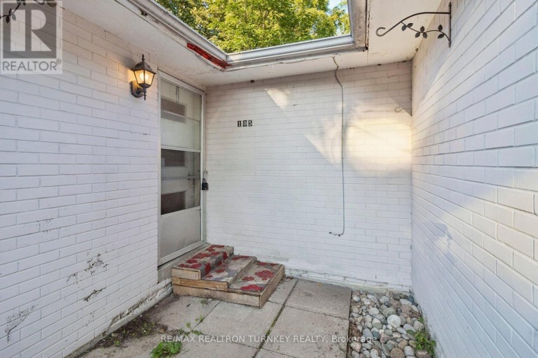 105 BOLTON AVENUE, Newmarket (Huron Heights-Leslie Valley), Ontario, L3Y2X3