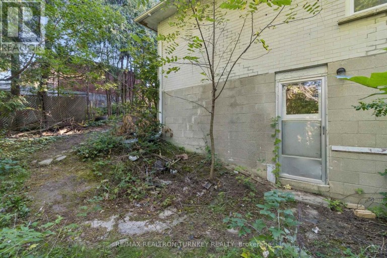 105 BOLTON AVENUE, Newmarket (Huron Heights-Leslie Valley), Ontario, L3Y2X3