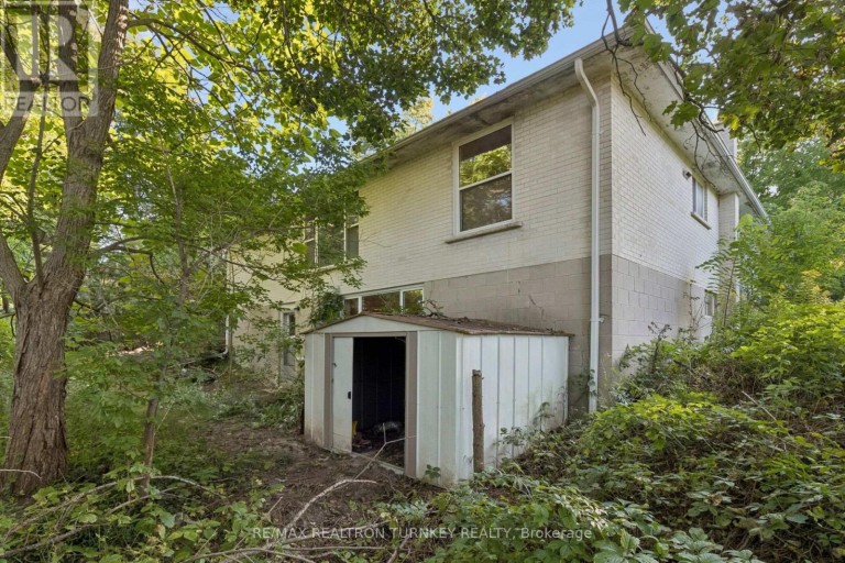 105 BOLTON AVENUE, Newmarket (Huron Heights-Leslie Valley), Ontario, L3Y2X3