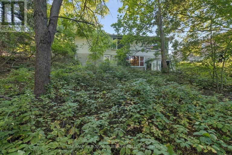 105 BOLTON AVENUE, Newmarket (Huron Heights-Leslie Valley), Ontario, L3Y2X3
