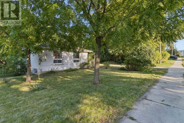105 BOLTON AVENUE, Newmarket (Huron Heights-Leslie Valley), Ontario, L3Y2X3