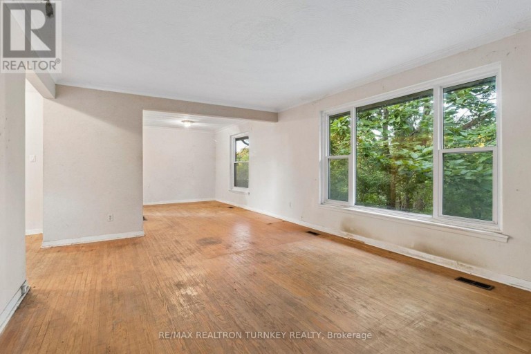 105 BOLTON AVENUE, Newmarket (Huron Heights-Leslie Valley), Ontario, L3Y2X3