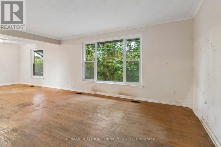 105 BOLTON AVENUE, Newmarket (Huron Heights-Leslie Valley), Ontario, L3Y2X3