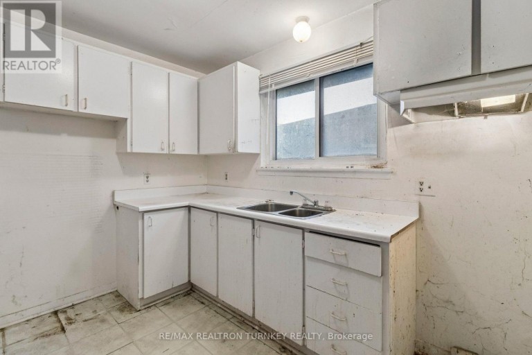 105 BOLTON AVENUE, Newmarket (Huron Heights-Leslie Valley), Ontario, L3Y2X3