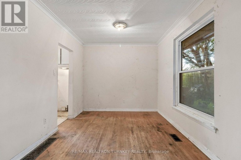 105 BOLTON AVENUE, Newmarket (Huron Heights-Leslie Valley), Ontario, L3Y2X3