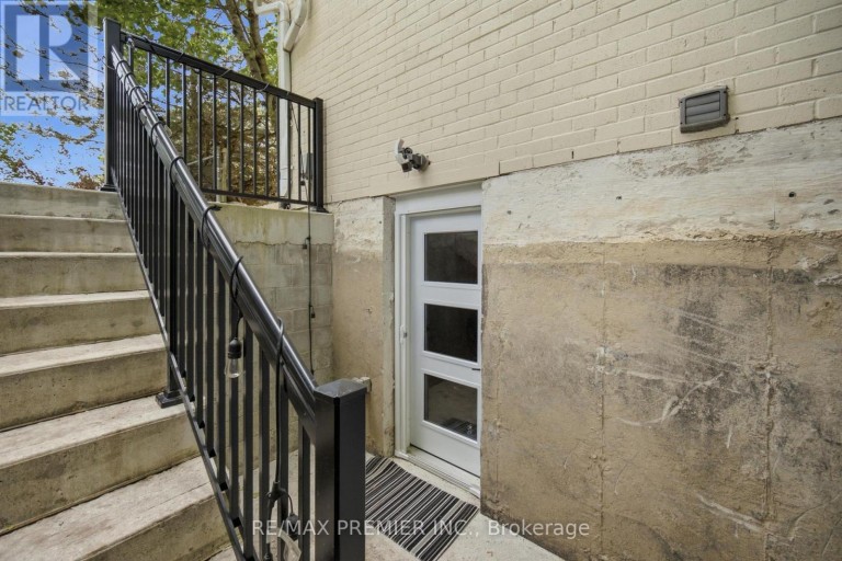 115 WILLIAM ROE BOULEVARD, Newmarket (Central Newmarket), Ontario, L3Y1B1