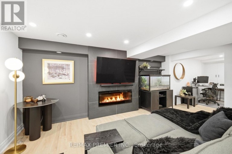 115 WILLIAM ROE BOULEVARD, Newmarket (Central Newmarket), Ontario, L3Y1B1