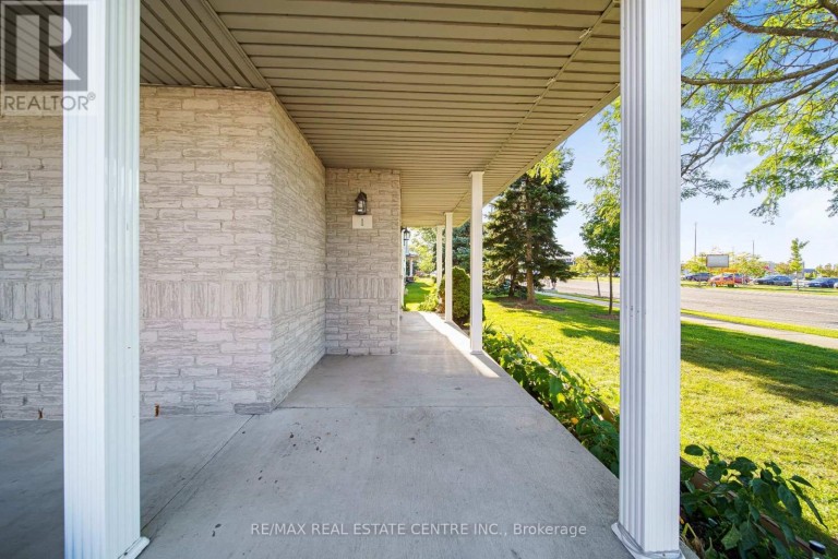 1 - 800 PARAMOUNT DRIVE, Hamilton (Stoney Creek Mountain), Ontario, L8J3V7
